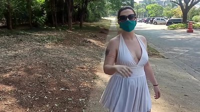 Publika nudeco: knabino el Rusio provas demeti siajn vestojn sur la stratoj de Rio-de-Ĵanejro. Ŝi preskaŭ estis arestita.